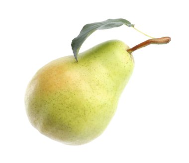 Taze armut ve yeşil yaprak beyazda izole.