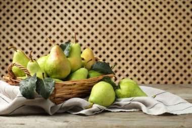 Taze yeşil armutlar ve ahşap masada su damlaları olan yapraklar. Metin için boşluk