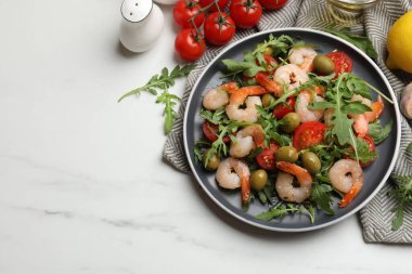 Lezzetli karides salatası ve beyaz mermer masa üzerindeki malzemeler, üst manzara. Metin için boşluk