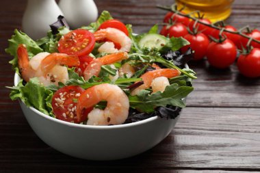 Tahta masada sebzeli lezzetli karides salatası, yakın plan.
