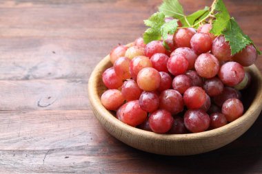 Tahta masada taze üzümler, yakın plan. Metin için boşluk