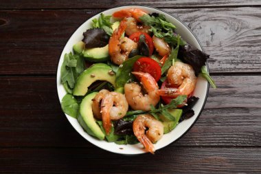 Ahşap masada nefis karides salatası.