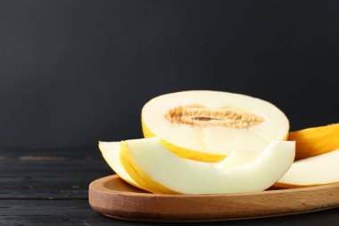 Taze olgun karpuzlar ahşap masa üzerinde siyah arkaplan, metin için boşluk