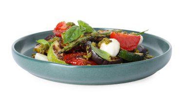 Beyaz üzerine ızgara sebzeli leziz salata.