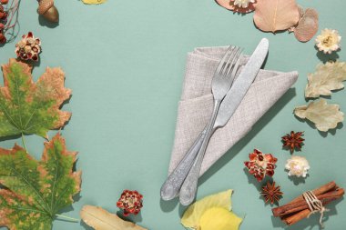 Turkuaz arka planda sonbahar dekoru olan güzel masa düzeninden yapılmış bir çerçeve. Metin için boşluk