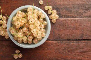Tahta masadaki kasede taze üzümlü üzümler, üst manzara. Metin için boşluk