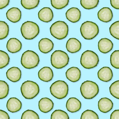 Açık mavi arkaplanda yuvarlak salatalık dilimleri, desen tasarımı