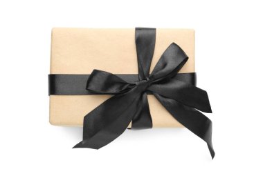 Siyah saten yay ile hediye kutusu beyaz, üst görünüm izole
