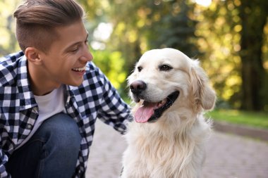 Güzel Golden Retriever köpeği olan mutlu bir sahibin portresi.