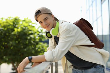 Kulaklığı açık genç bir çocuğun portresi.