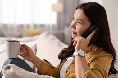 güzel kadın evde Smartphone'da söz