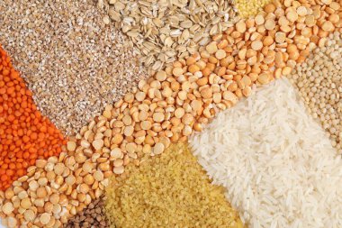 Arkaplan olarak farklı tipte tahıl ve baklagiller, üst görünüm