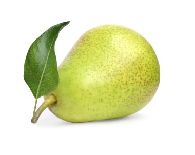 Taze armut ve yeşil yaprak beyazda izole.