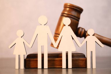 Nafaka. Aile figürleri ve masa üzerinde ahşap tokmak, yakın çekim