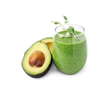 Lezzetli yeşil smoothie cam ve avokado beyaz üzerine izole