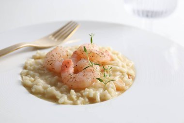 Karides ve peynirli leziz risotto, yakın plan.