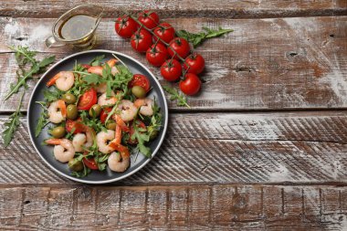 Domatesli, ahşap masadaki zeytinli, nefis karides salatası. Metin için boşluk