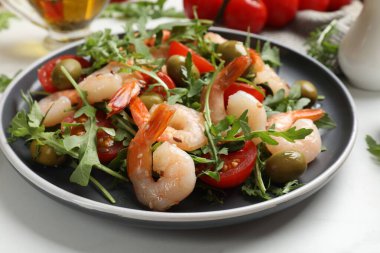 Domatesli ve zeytinli lezzetli karides salatası, yakın plan.