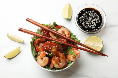 Beyaz mermer masada servis edilen kasede duran lezzetli karides salatası.