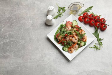 Gri desenli masada malzemeli lezzetli karides salatası. Metin için boşluk