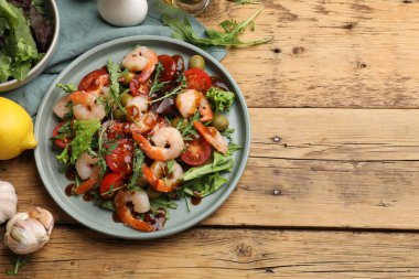 Tahta masadaki malzemeli lezzetli karides salatası. Metin için boşluk