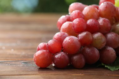 Tahta masada taze üzümler, yakın plan.