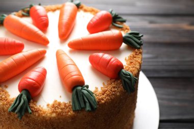 Ahşap masada nefis havuçlu kek, yakın plan.