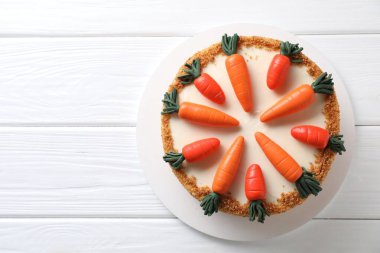 Beyaz ahşap masada nefis havuçlu kek, üst manzara. Metin için boşluk