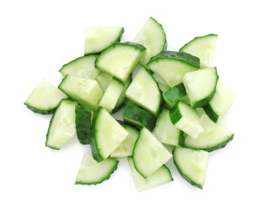 Taze salatalık parçaları beyaza izole edilmiş.