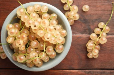 Tahta masadaki kasede taze üzümlü üzümler.