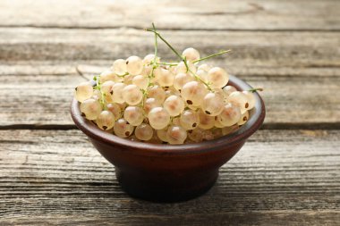 Tahta masadaki kasede taze kuşüzümü, yakın plan.