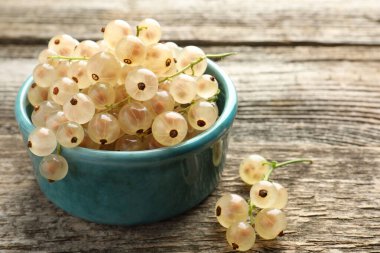 Tahta masadaki kasede taze kuşüzümü, yakın plan.