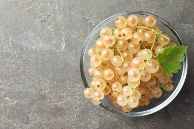 Taze üzümlü üzümler ve gri desenli masada yeşil yaprak, üst manzara. Metin için boşluk