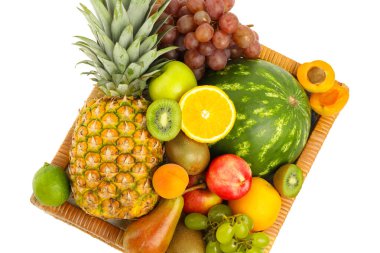 Beyaz sandıkta birçok farklı taze meyve var.