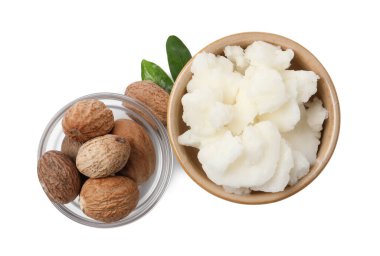 Kabın içinde tereyağı ve beyaza izole edilmiş fındık.