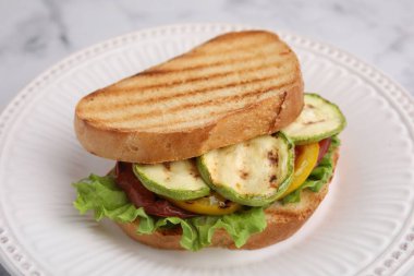 Izgara sebzeli lezzetli sandviç, yakın plan.