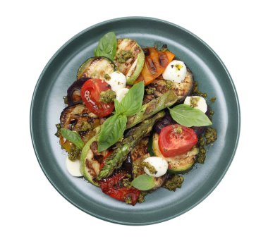 Izgara sebzeli leziz salata, beyaz, üst manzara.