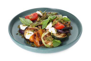 Beyaz üzerine ızgara sebzeli leziz salata.