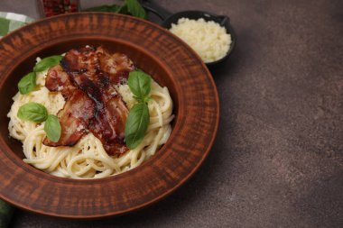 Pastırmalı ve fesleğenli Carbonara makarnası, yakın plan. Metin için boşluk