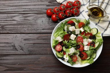 Tahta masada beyaz peynirli nefis bir salata. Metin için boşluk