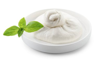 Beyaz üzerine izole edilmiş taze burrata peyniri ve fesleğen yapraklı tabak.