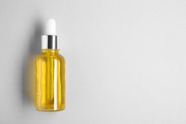 Işıklı arka planda, şişede gerekli yağlar, üst manzara. Metin için boşluk