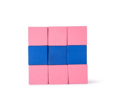 Birçok renkli tahta küp beyaza izole edilmiş.