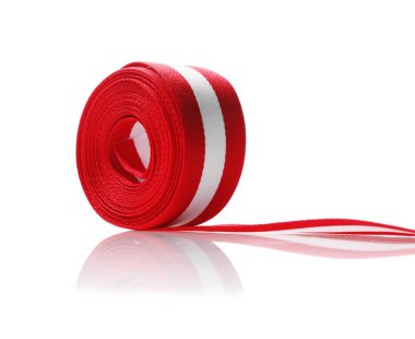 Beyaz üzerine izole edilmiş Avusturya bayrağı renginde kurdele