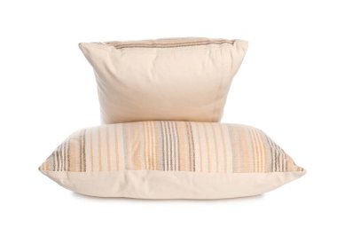 İki hafif çizgili yastık beyaza izole edilmiş.