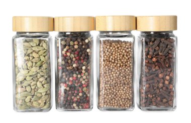 Beyaz kavanozlardaki farklı baharatlar.