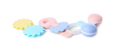 Beyazda izole edilmiş renkli çıngıraklar. Bebek eşyaları.