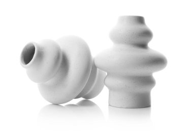 Beyaz üzerine izole edilmiş iki güzel seramik vazo.