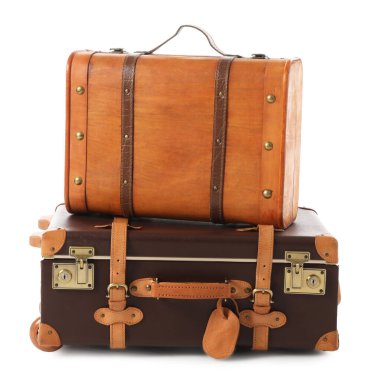 Beyaz üzerine izole edilmiş iki yeni kahverengi bavul.