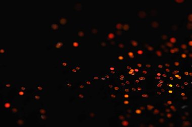 Siyah arka planda güzel, parlak altın parıltı, yakın plan.